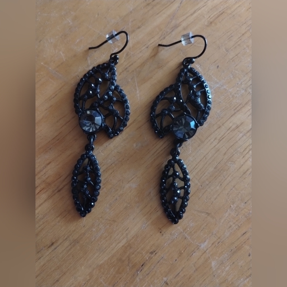 Ann Taylor black women's dangling earrings